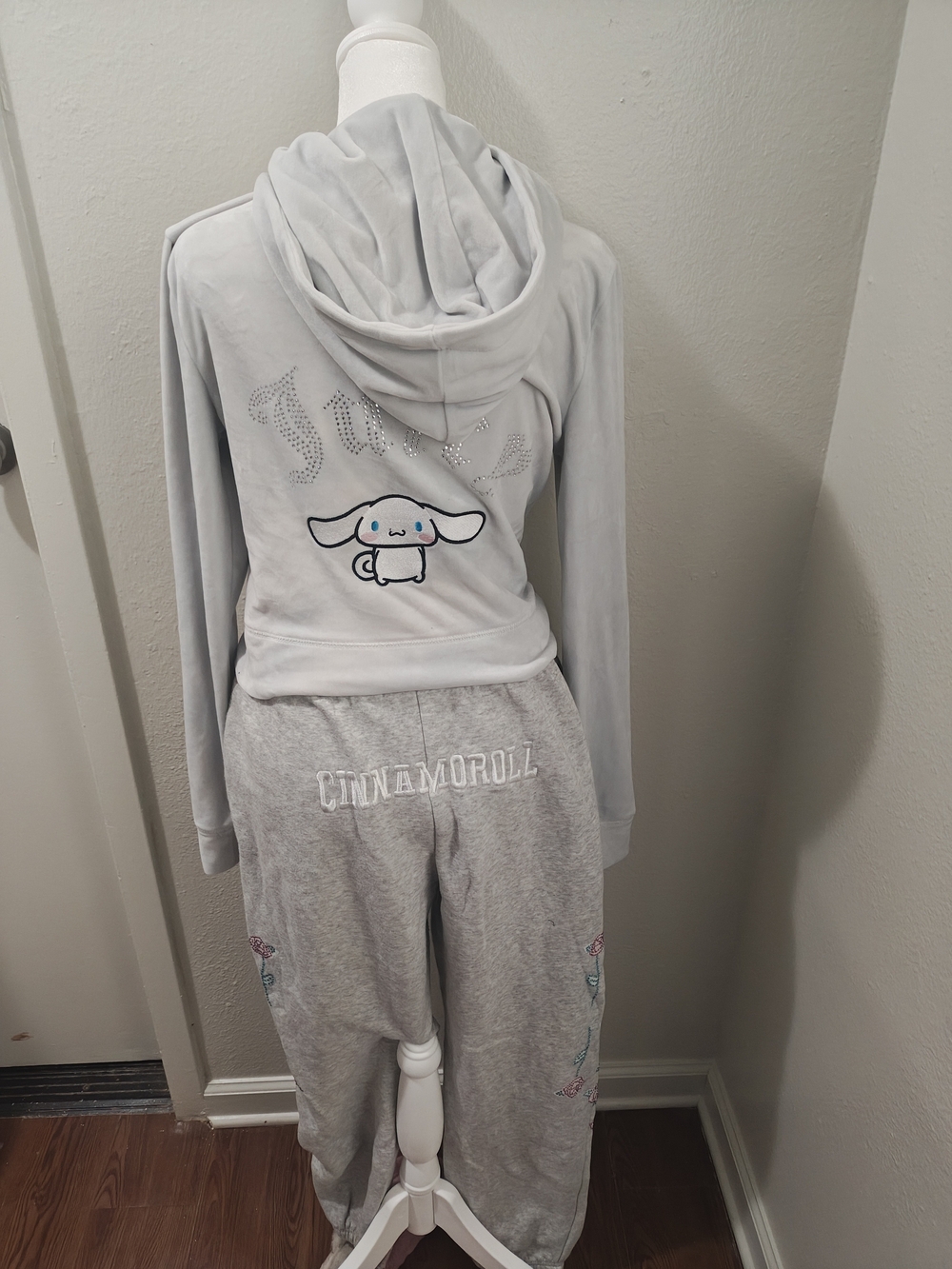 White Hooded Zip Jacket , Shirt and Sweatpants Set with  Cinnamonroll Embroidery - Picture 3 of 3